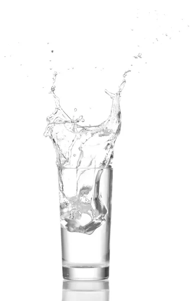 Woda w szkło na białym tle — Zdjęcie stockowe