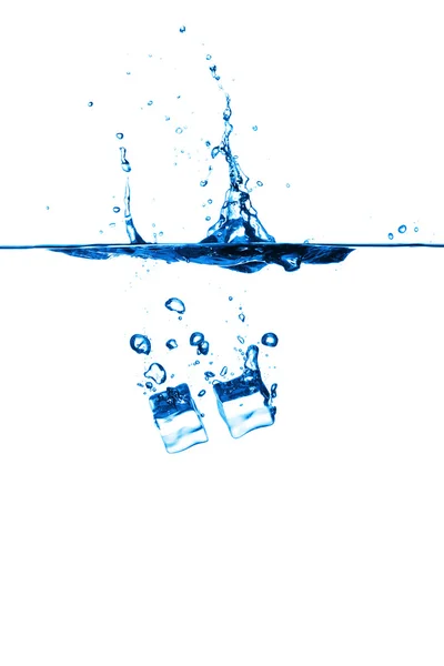 Cubo de gelo em água sobre fundo branco — Fotografia de Stock