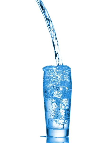 Wasser spritzt im Glas auf weißem Hintergrund — Stockfoto