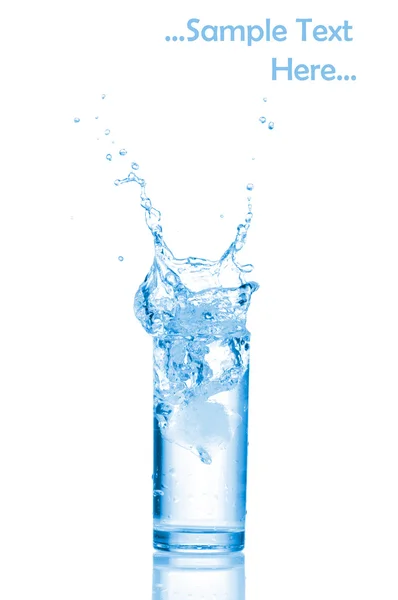 Vaso de agua con hielo sobre fondo blanco. — Foto de Stock