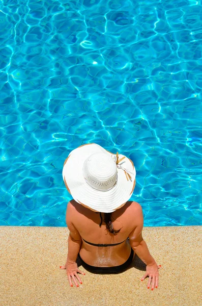 Young woman relaxing by the pool — Stock Photo, Image