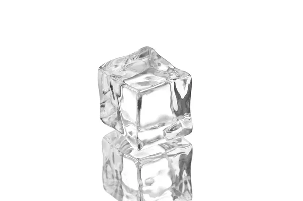 Cubes de glace isolés sur fond blanc — Photo