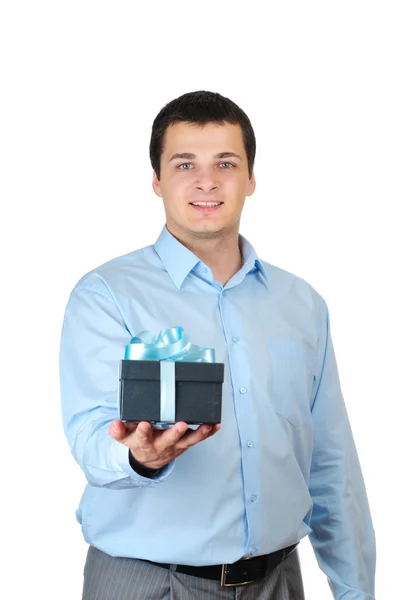 Бизнесмен держит подарочную коробку изолированы на белом фоне — стоковое фото