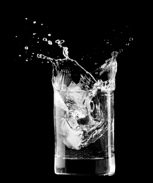 Acqua in vetro isolata su fondo nero — Foto Stock