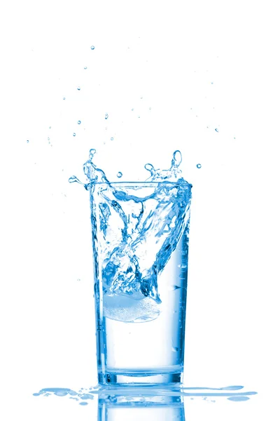 Salpicos de água no vidro no fundo branco — Fotografia de Stock