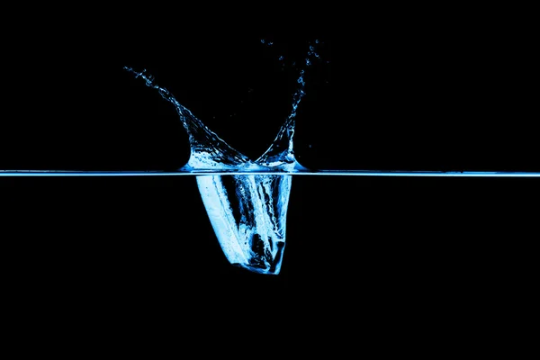 Eiswürfel in Wasser auf schwarzem Hintergrund — Stockfoto