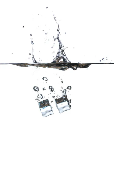 Ijsblokje in water — Stockfoto