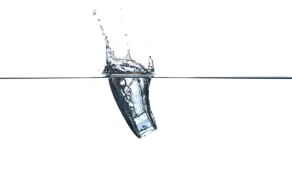 Cubo de hielo en agua — Foto de Stock