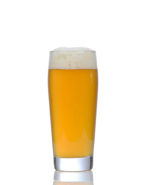 Glas öl på vit bakgrund — Stockfoto