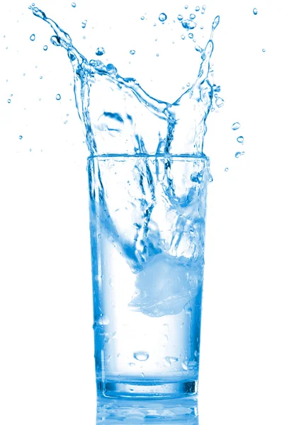 Wasser spritzt im Glas auf weißem Hintergrund — Stockfoto