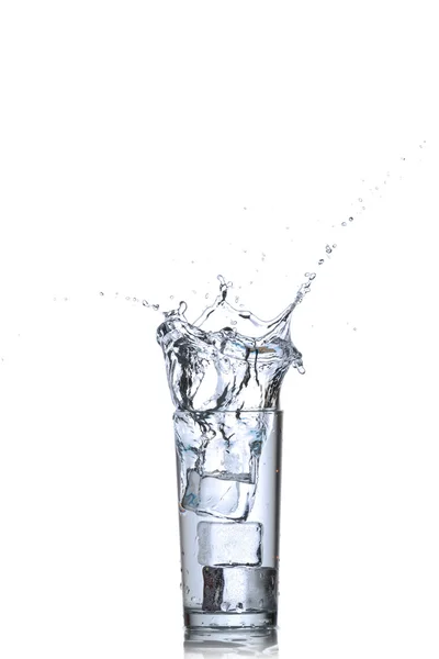 Wasser spritzt im Glas auf weißem Hintergrund — Stockfoto