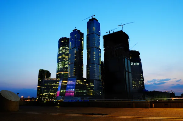 Wolkenkrabbers business center op nacht — Stockfoto