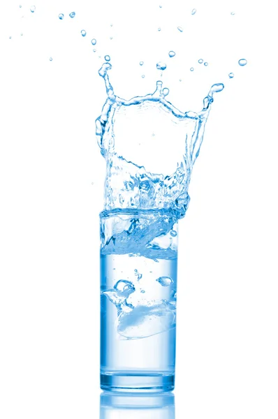 Glas water met ijsblokjes op witte ondergrond. — Stockfoto