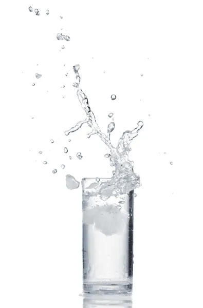 Vatten i glas isolerade på vit bakgrund — Stockfoto