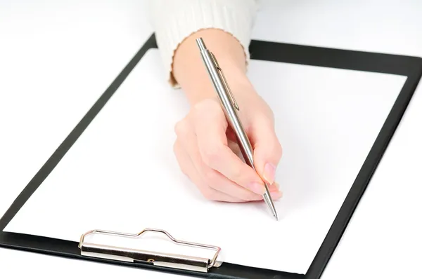 Ecrire sur une feuille de papier vide sur une table blanche — Photo