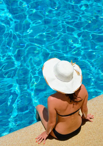 Young woman relaxing by the pool — Stock Photo, Image