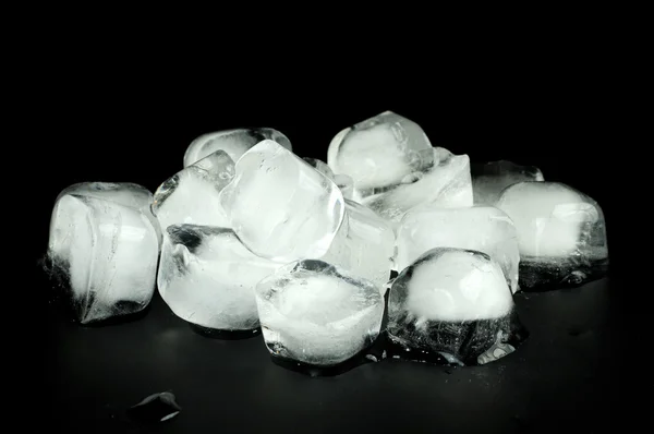 Cubo de hielo sobre fondo negro — Foto de Stock