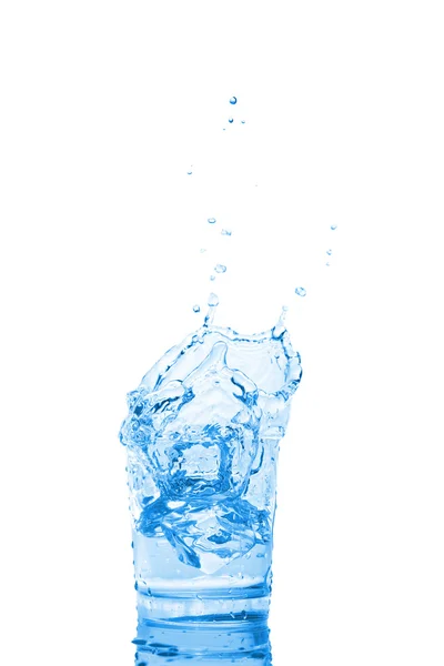Вода в склі ізольована на білому тлі — стокове фото