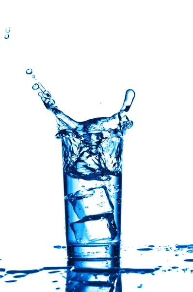 Glas vatten med isbitar på vit bakgrund. — Stockfoto