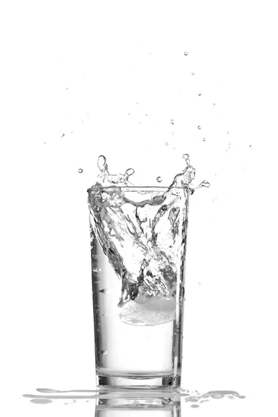 Salpicos de água no vidro no fundo branco — Fotografia de Stock