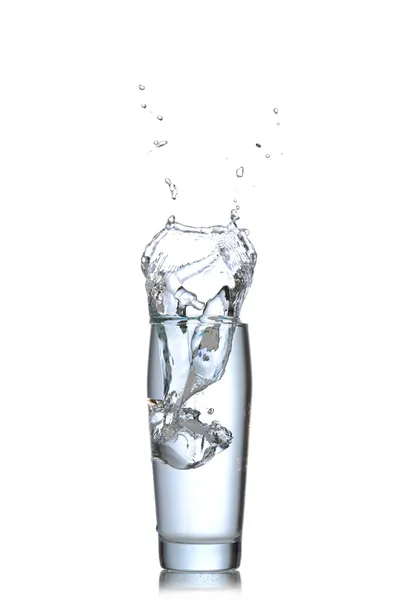 Vaso de agua con cubitos de hielo sobre fondo blanco. Salpicadura de agua — Foto de Stock