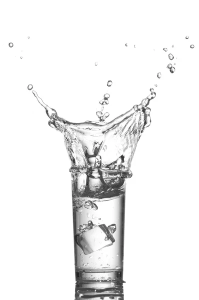 Vaso de agua con hielo sobre fondo blanco. —  Fotos de Stock