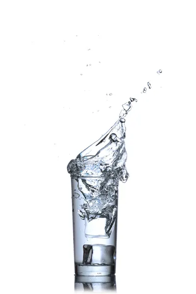 Wasser spritzt im Glas auf weißem Hintergrund — Stockfoto