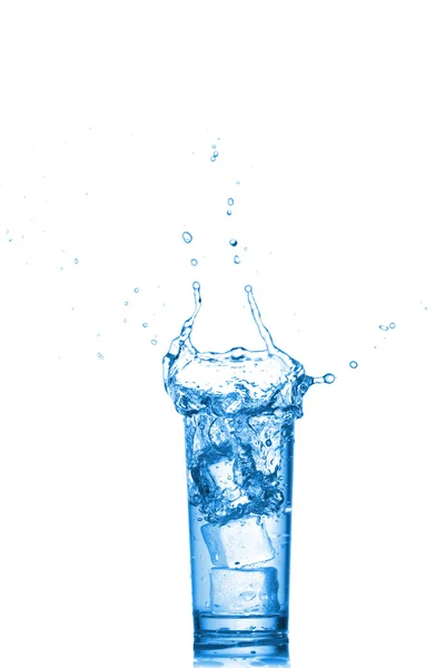 Wasser spritzt im Glas auf weißem Hintergrund — Stockfoto