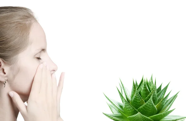 Aloe y retrato de mujer joven. concepto —  Fotos de Stock