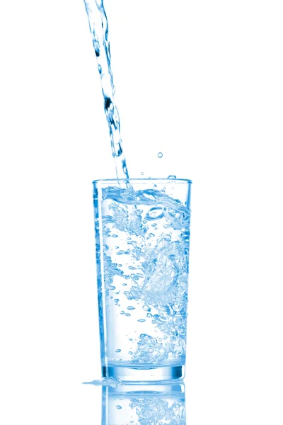 Νερό που καταβρέχει στο γυαλί σε άσπρο φόντο — Φωτογραφία Αρχείου