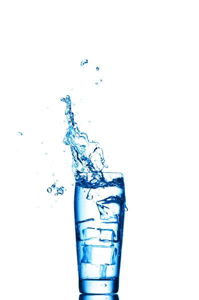 Vatten stänk i glas på vit bakgrund — Stockfoto