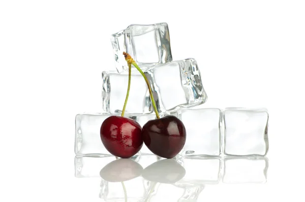 Cherry och isbitar isolerad på vit bakgrund — Stockfoto