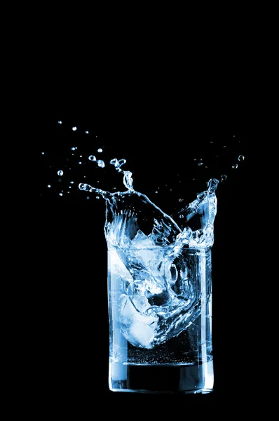 Agua en vidrio aislada sobre fondo negro — Foto de Stock