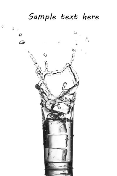 Szklanka wody z kostkami lodu na białym tle. — Zdjęcie stockowe