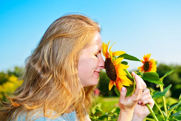 Jeune femme avec des tournesols — Photo