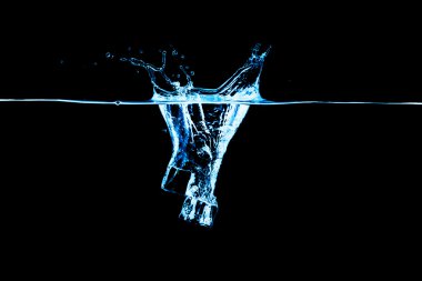 buzlu su siyah arka plan üzerine