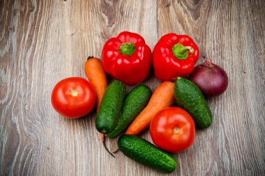 Tahta masada taze çiğ sebzeler