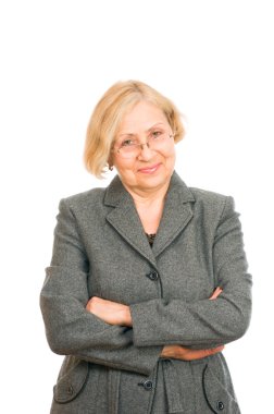 Beyaz arka planda izole edilmiş mutlu yaşlı bir kadının portresi.