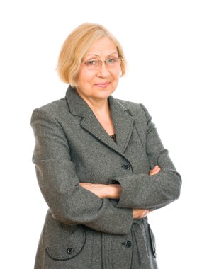 Beyaz arka planda izole edilmiş mutlu yaşlı bir kadının portresi.