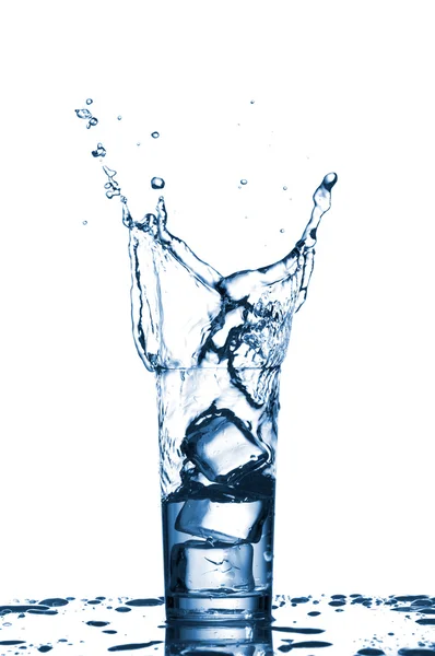 Бризки води в склі ізольовані на білому — стокове фото