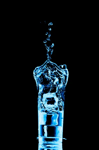 Vaso de agua con hielo sobre fondo negro — Foto de Stock