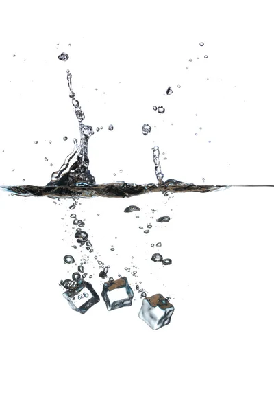 Ijsblokjes vallen in water. water splash — Stockfoto