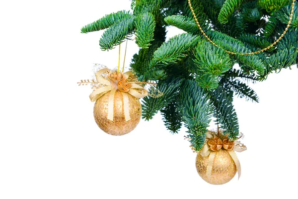 Ramos de pinheiro e ornamentos de Natal isolados em fundo branco — Fotografia de Stock
