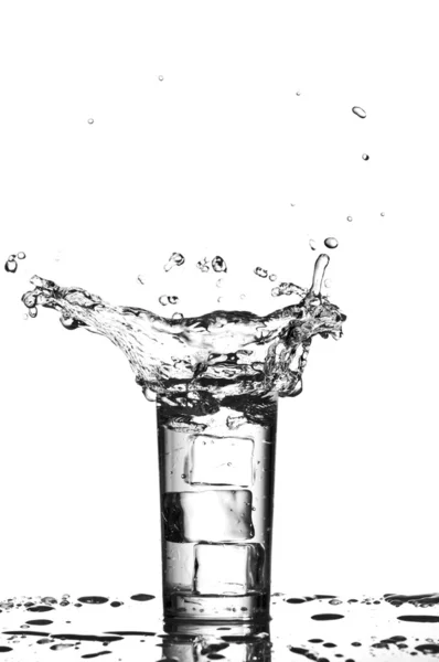 Склянка води з кубиками льоду ізольовані на білому фоні — стокове фото