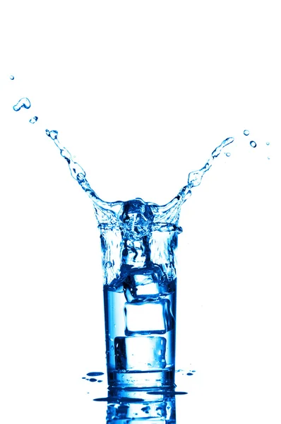 Water spatten in het glas geïsoleerd op wit — Stockfoto