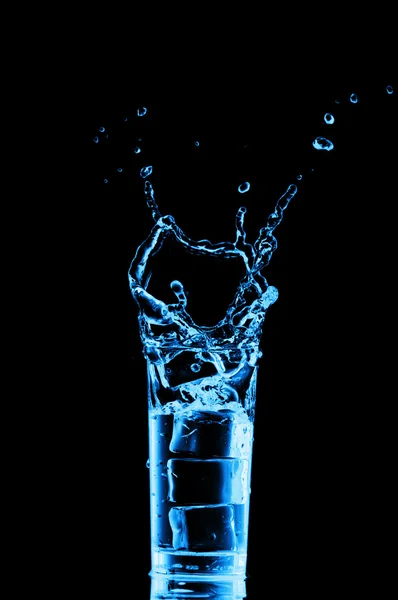 Vaso de agua con hielo sobre fondo negro —  Fotos de Stock