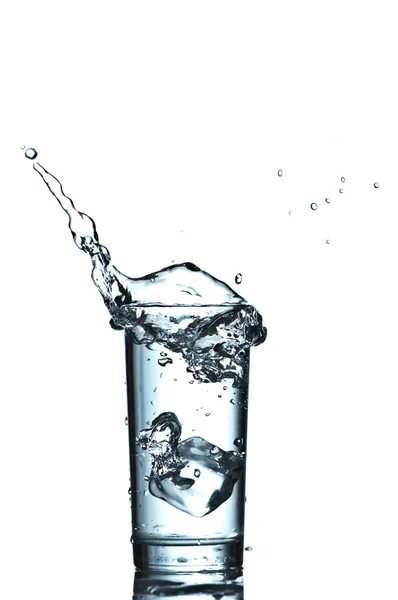 Glas vatten med isbitar isolerad på vit bakgrund — Stockfoto