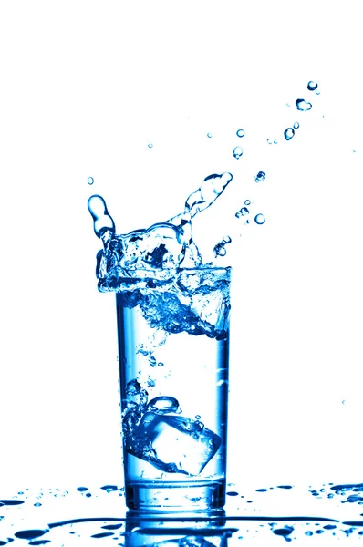 Spruzzi d'acqua nel bicchiere isolato su bianco — Foto Stock