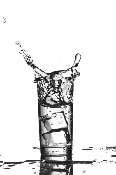 Vaso de agua con cubitos de hielo aislados sobre fondo blanco — Foto de Stock