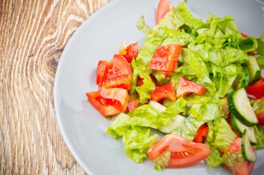 ahşap masa üzerinde sebze salatası